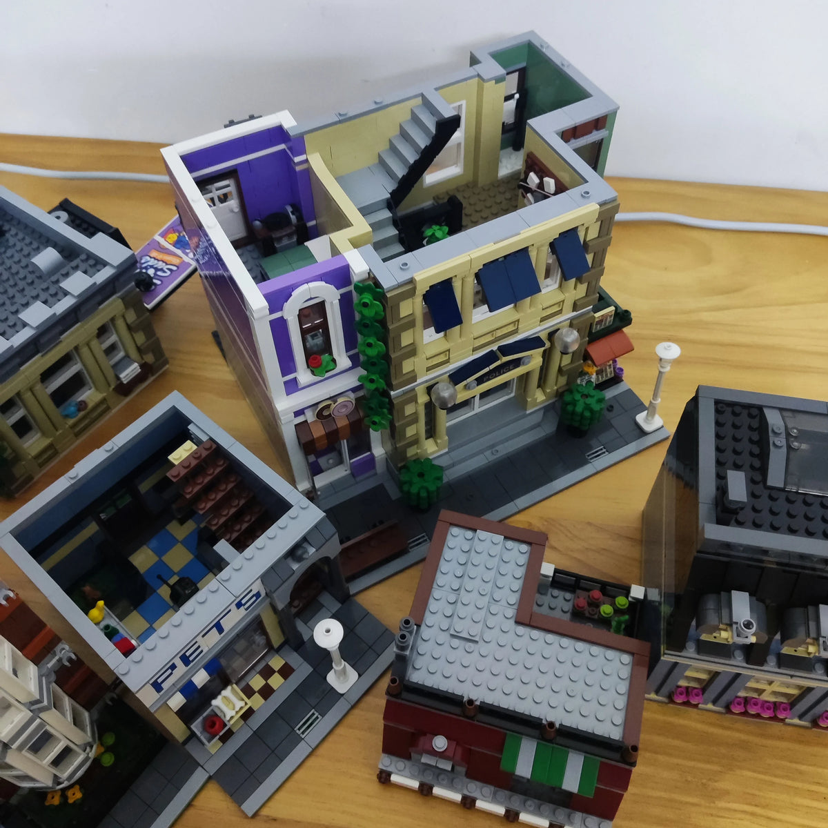 Creative Expert Street View Police Station Building Blocks Pet Store Model Assembly Sets Desk Decor Bricks Toys Gift For Adults